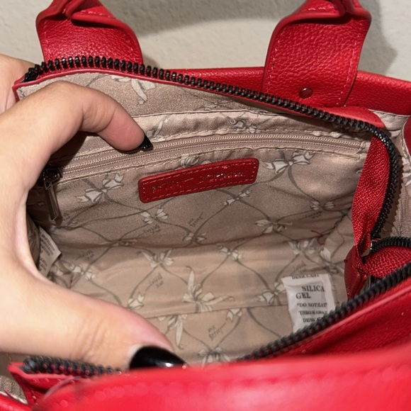 BETSEY JOHNSON XOHARLYS NWT Small lip/kiss tote/crossbody bag-red NWT - Picture 9 of 10